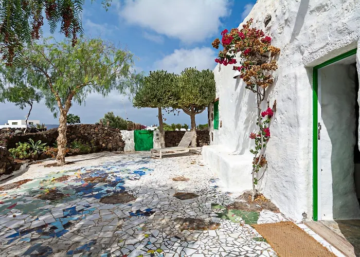 Bohemian Art House - 2br In Yaiza & Garden בית נופש *