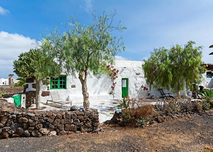 Bohemian Art House - 2br In Yaiza & Garden בית נופש